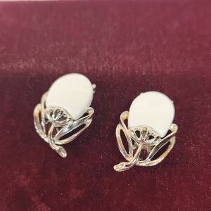 🔥Silver and White Floral Clip On Earrings